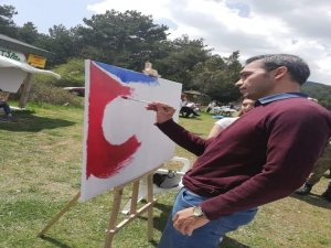 300 Kişi Türk Bayrağı Yaptı