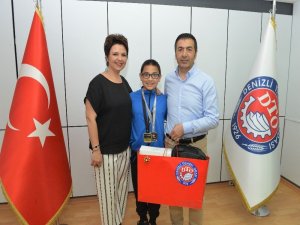 Başkan Erdoğan Şampiyon Yüzücüyü Ödüllendirdi