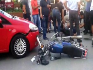 Otomobille Motosiklet Çarpıştı, 2 Kişi Yaralandı