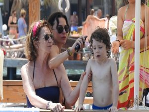 Hande Ataizi Oğlu İle Birlikte Çocuklar Gibi Eğlendi