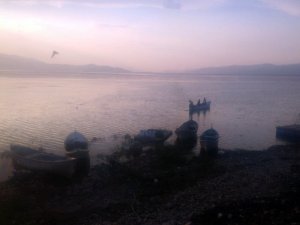 Marmara Gölü’nde Tekne Alabora Oldu: 3 Kişi Kurtarıldı, 2 Kişi Kayıp