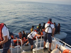 Kuşadası Körfezi’nde 28’i Çocuk 77 Kaçak Göçmen Yakalandı