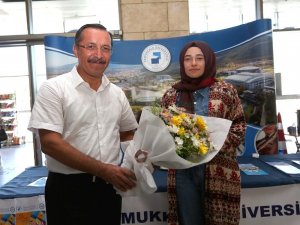 Pamukkale Üniversitesi’ni Kazanan Öğrenciler Çiçeklerle Karşılandı