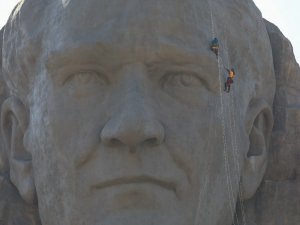 İzmir’in Simgesi Dev Atatürk Maskını Profesyonel Dağcılar Temizledi