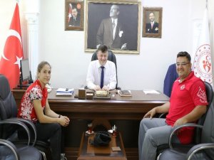Türkiye Şampiyonu Burcu, Başarısını İl Müdürü Fillikçioğlu İle Paylaştı