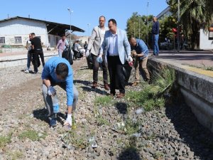 Dünya Temizlik Günü’nde Akhisarlılar Çöp Topladı