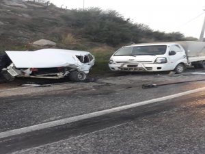 Kaza Yapan Sürücü Otomobilde Sıkıştı
