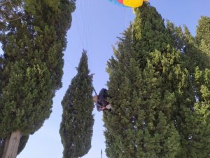 Yamaç Paraşütü Yaptıkları Sırada Ağaçta Asılı Kaldı