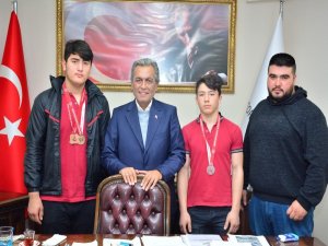 Şampiyonlar Ayağının Tozuyla Başkan Uygur’u Ziyaret Etti