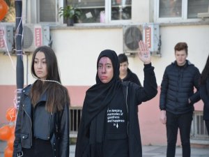 Öğrenciler, Sokak Tiyatrosu İle Kadına Şiddete ’Hayır’ Dedi