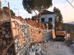 Mahallelilerin Başkan Çerçioğlu’ndan Talep Ettikleri Duvar Örülüyor