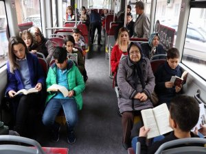 Öğrenciler Halk Otobüslerinde Farkındalık İçin Kitap Okudu