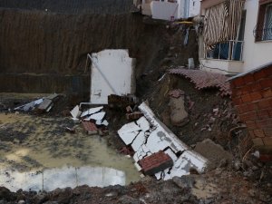 İnşaat Çalışması Sırasında Kayan İki Bina Paniğe Neden Oldu