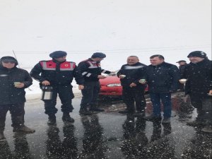 Jandarmadan Karda Yolda Mahsur Kalan Araç Sürücülerine Sıcak Çay İkramı