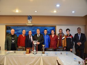 İşitme Engellilerden Başkan Çerçi’ye Plaket