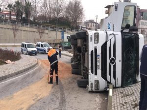 Kömür Yüklü Tır Kontrolden Çıkıp Devrildi