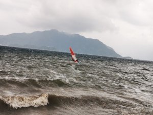 14 Şubat’ta En Sevdikleri Rüzgar Ve Sörf İle Aşk Yaşıyorlar