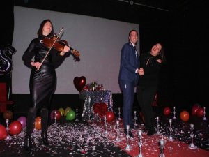 Kuşadası’nda Tiyatro Sahnesinde Evlilik Teklifi