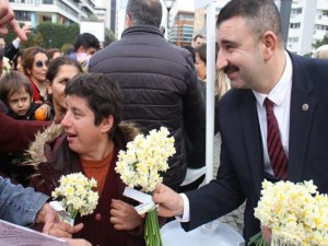 Başkan Başdaş Ve Demirezen Konak’a Sevgi Saçtı