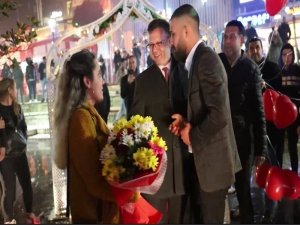 Sağanak Altında "Benimle Evlenir Misin?" Dedi