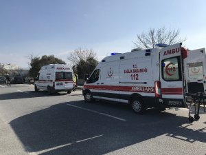 Virajı Alamayan Motosiklet Ağaca Çarptı; 2 Ağır Yaralı