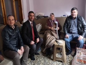 Liseli Öğrenciler Bakıma Muhtaç Ailelerin Evlerini Temizledi