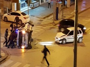 Kırmızı Işıkta Geçen Otomobilin Polis Aracını Devirdiği Kaza Güvenlik Kamerasında