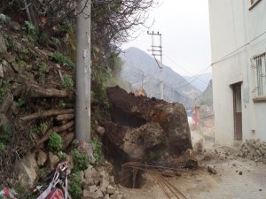 Aydın’da Heyelan Yol Kapattı