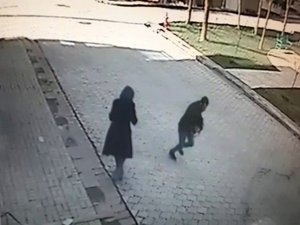 Kadının Sokakta Bıçakla Gasp Edilmesi Güvenlik Kamerasında