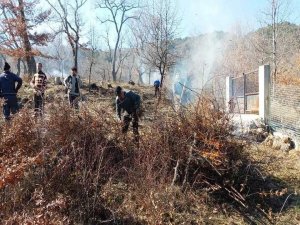 Köylüler Gönüllü Olarak Mezarlık Temizliyor