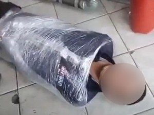 Engelli Genci Streç Filme Sarıp, Tekme-tokat Atmışlardı