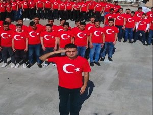 Czn Burak’tan Ay Yıldızlı Koreografiyle Mehmetçiğe Selam