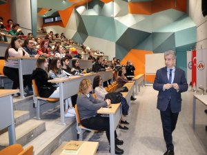 İzmir’de Korona Virüsü Semineri: “53 Bin Kişi İyileştirildi, Olağanüstü Çaba Gösteriliyor”