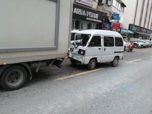 Telefonunu Düşürünce Kaza Yaptı