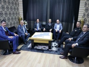 Eroğlu Da Koronavirisüne Önlemi İçin Elini Göğsüne Götürerek Selamlaştı