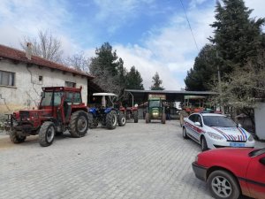 Çal’da Jandarma Ekipleri 112 Traktörü Trafiğe Çıkmaya Uygun Hale Getirdi
