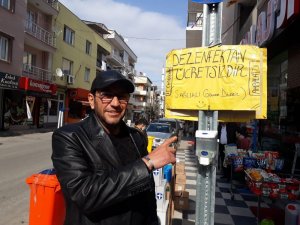 İzmir’de Cadde Üzerine Ücretsiz El Dezenfektanı Koydular