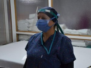 Hastanede Sağlık Çalışanları İçin Yüz Siperliği Üretiliyor