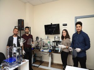 Üniversiteli Öğrenciler Korona Virüs İçin Yüz Siperliği Üretti