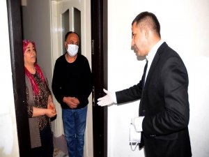 Başkan Günel, Yardım Paketlerini Ekiplerle Birlikte Dağıtıyor