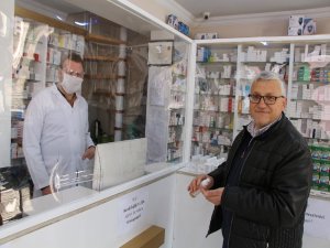Eczacıdan Korona Virüse Karşı Naylonlu Önlem