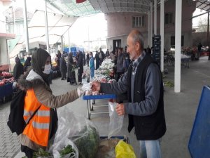 Kuyucak Belediyesi Pazaryerlerinde Esnafa Maske Dağıttı