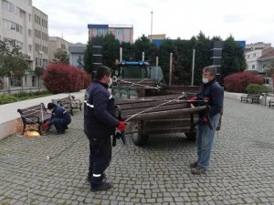Salihli’de Meydanlardaki Banklar Söküldü