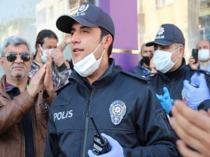 İzmir’de Kavga İhbarına Giden Polise Sürpriz Kutlama