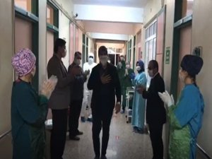 Afyonkarahisar’da Korona Virüsü Yenen Hasta Alkışlarla Taburcu Edildi