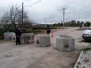 Tavşanlı’ya Kaçak Girişleri Önlemek İçin Mahalle Girişi Kapatıldı