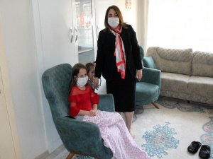 İl Müdürü Töre Kaza Geçiren Öğrencinin Bayramını Kutladı