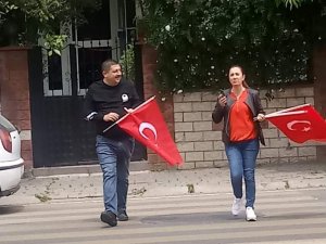 Muhtar Ve Öğretmen Ele Ele Verip Sokağa Çıkamayan Çocuklara 23 Nisan Coşkusunu Yaşattı
