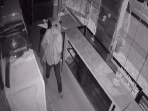 İş Yerinden Televizyon Çalan Hırsız Güvenlik Kamerasına Yakalandı