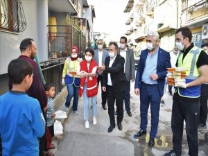 Kızılay Bornova’da 2 Bin Aileye İftar Yemeği Dağıtıyor